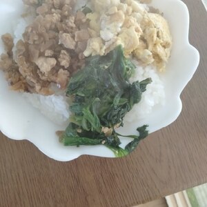 鶏そぼろの「三色丼」やさしい味でご飯がすすむ♪